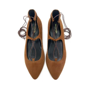 Ballerine con lacci alla schiava in camoscio marrone brandy