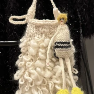 Broche « Mademoiselle dju » tricotée main