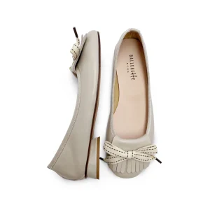 Mocassini beige in pelle con tacco e frangia