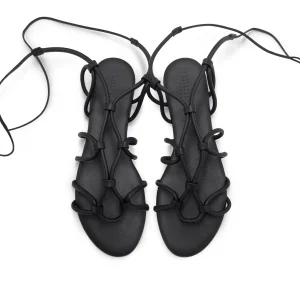 Sandali neri in pelle con lacci alla schiava