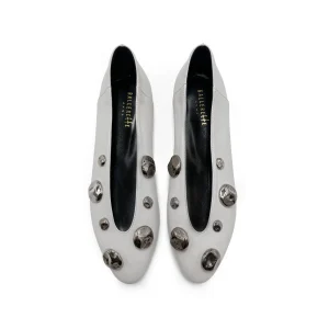 Ballerine grigie perla in pelle con scollo a V e borchie ferro