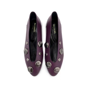 Ballerine viola prugna in pelle con scollo a V e borchie ferro