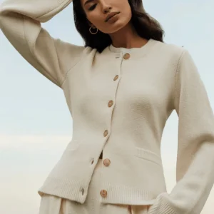 Cardigan ajusté à manches évasées - une élégance minimaliste - MAX FOR ME