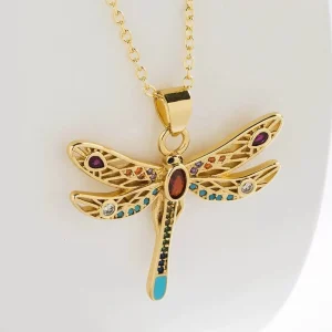 Collier libellule doré 18K – pendentif raffiné et cristaux multicolores