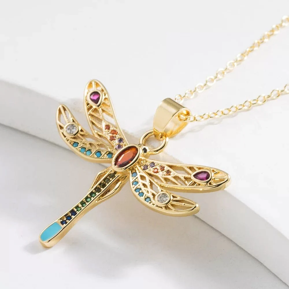 Collier libellule doré 18K – pendentif raffiné et cristaux multicolores – Image 3