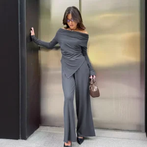 Ensemble femme épaules dénudées - haut asymétrique et pantalon large style sophistiqué moderne